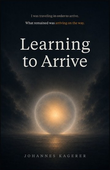 Cover von Learning to Arrive – eine leuchtende Kugel über dem nächtlichen Meer